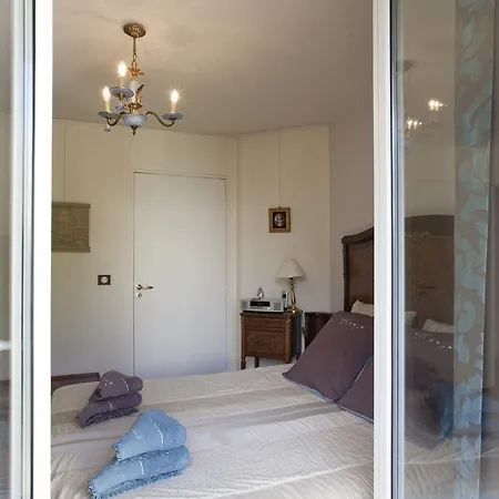 Rouge Orleans Apartment Paris