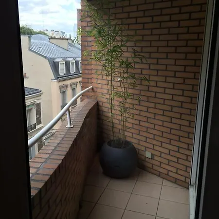Apartment Rouge Orleans Paris