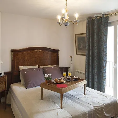 Apartment Rouge Orleans Paris